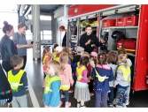 Przedszkolaki odwiedzają Jednostkę Staży Pożarnej