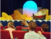 Grupa niebieska w Teatrze Ateneum na przedstawieniu pt. "Piaskowy Wilk"